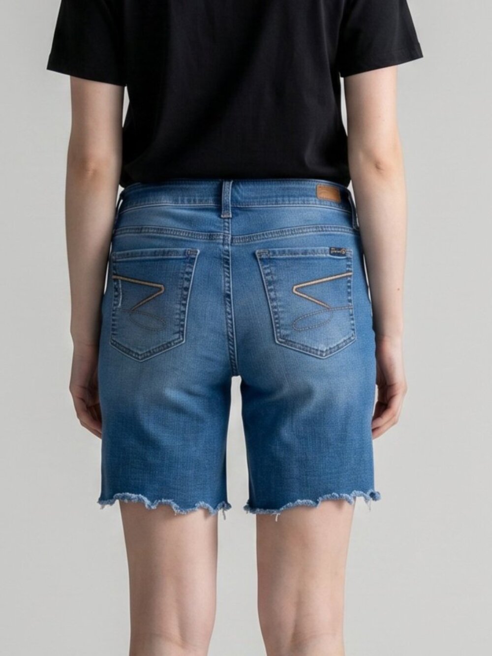 Seven7 Womens Bermuda Cut Off Shorts Size 14 Stretch Denim Medium Wash NWT